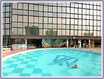 Swimming Pool of Le Meridien, Delhi Five Star Deluxe Hotels